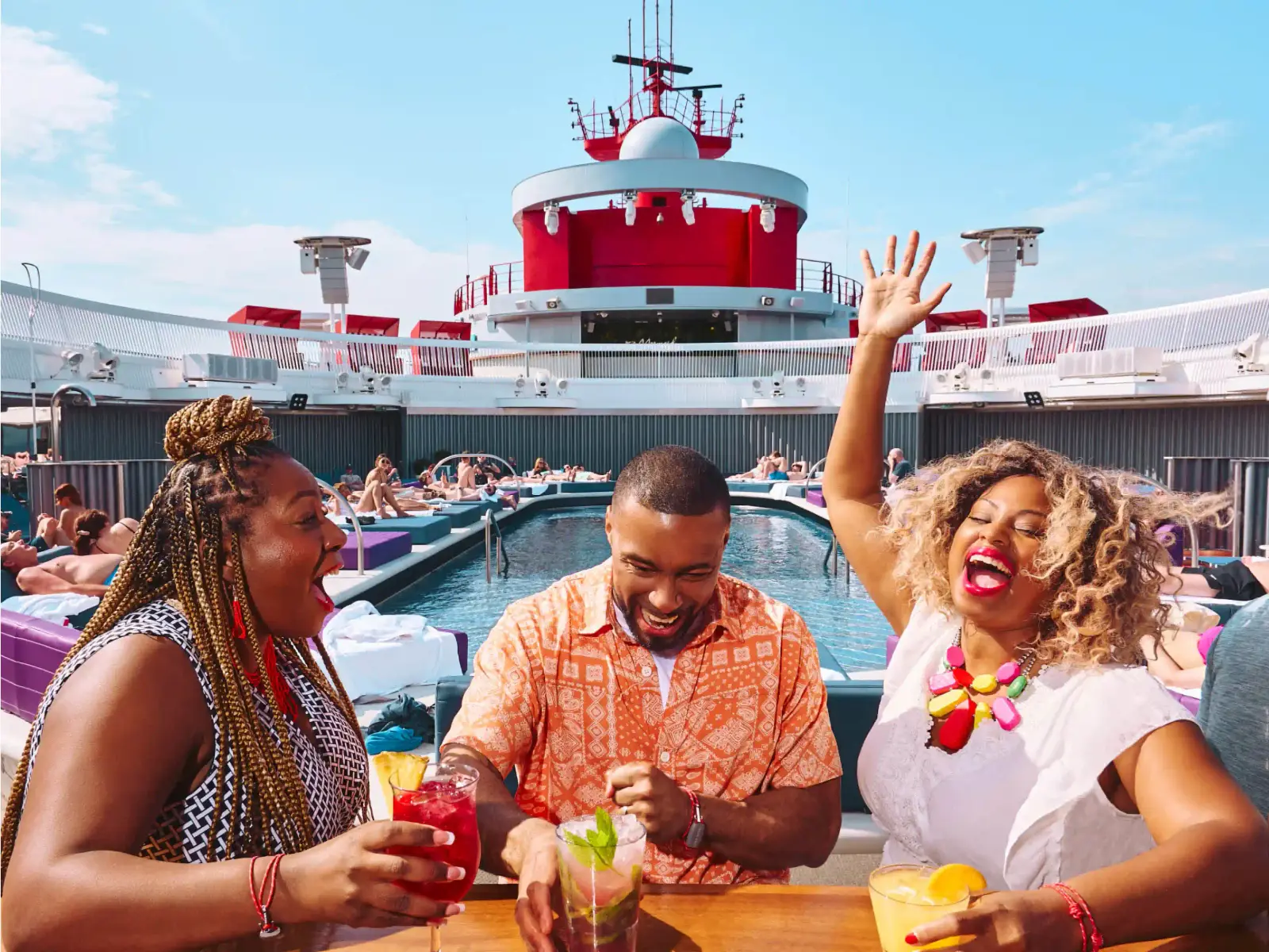 Pileta en la cubierta de un barco de Virgin Voyages