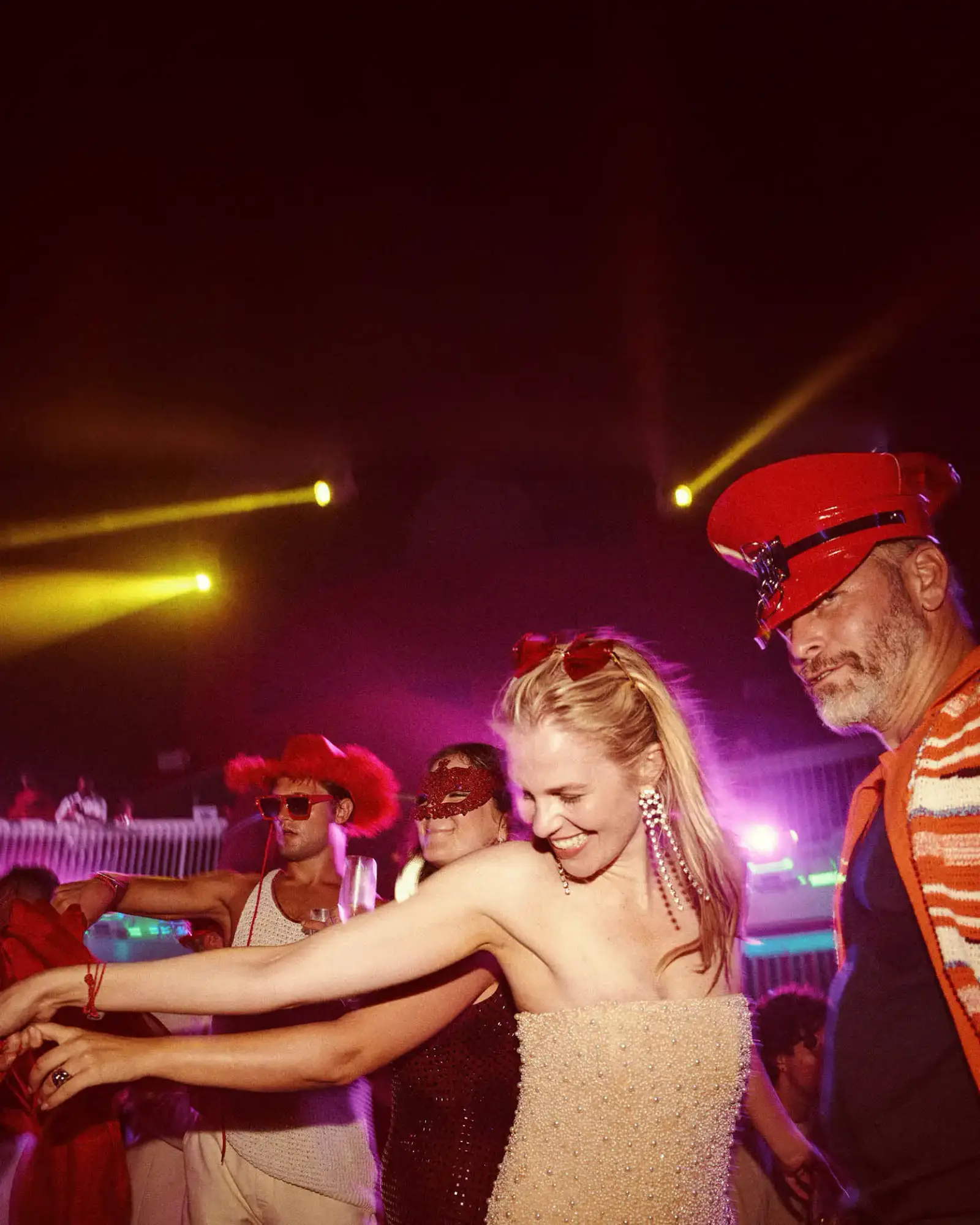Sailors vestidos de rojo en la fiesta de Scarlet Night