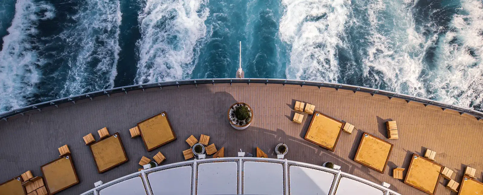 Lady Ship de Virgin Voyages navegando